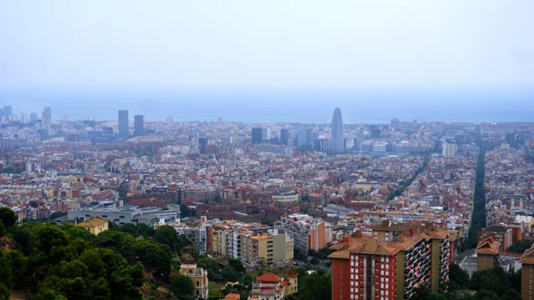 Travel Guide to Barcelona, Spain: Explore Culture, Cuisine, and Architecture